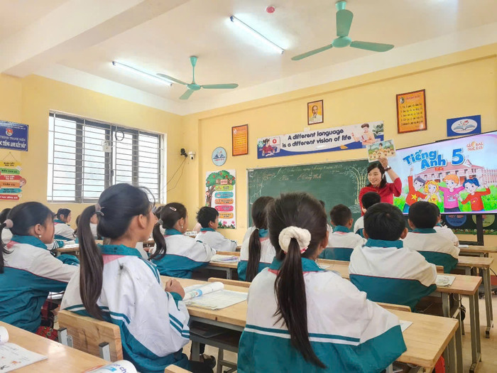Cô Nguyệt Anh trong một tiết học dạy trực tiếp tại Trường phổ thông dân tộc bán trú tiểu học Bản Mù (huyện Trạm Tấu, tỉnh Yên Bái). Ảnh: NVCC day-ta-truc-tuyen-3.jpg