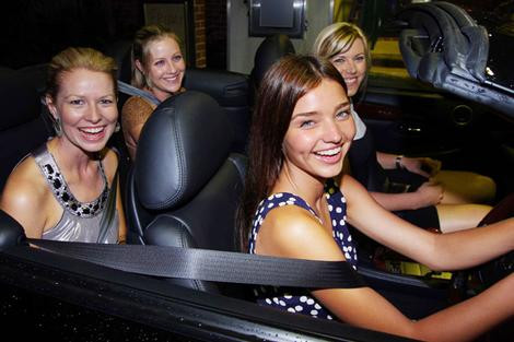 Cuộc sống vui vẻ, hòa nhã là một trong những yếu tố giúp Miranda luôn trẻ trung, tươi tắn. (Ảnh: zing) Xem thêm: Vẻ đẹp thiên thần của mỹ nhân facebook Việt/ Thời trang hè 2012. Cuộc sống vui vẻ, hòa nhã là một trong những yếu tố giúp Miranda luôn trẻ trung, tươi tắn. (Ảnh: zing) Xem thêm: Vẻ đẹp thiên thần của mỹ nhân facebook Việt/ Thời trang hè 2012.