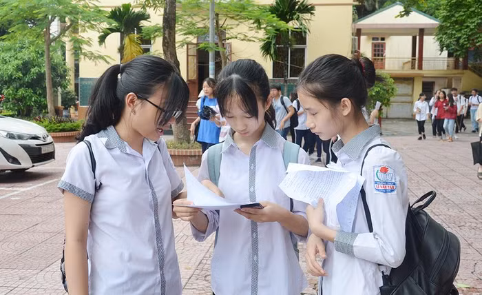 Các thí sinh trao đổi bài sau thi tại Hội đồng thi Trung học phổ thông Hòn Gai (thành phố Hạ Long) (Ảnh: CTV)