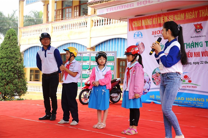 Học sinh được hướng dẫn cách đội mũ bảo hiểm an toàn (Ảnh: CTV) Học sinh được hướng dẫn cách đội mũ bảo hiểm an toàn (Ảnh: CTV)