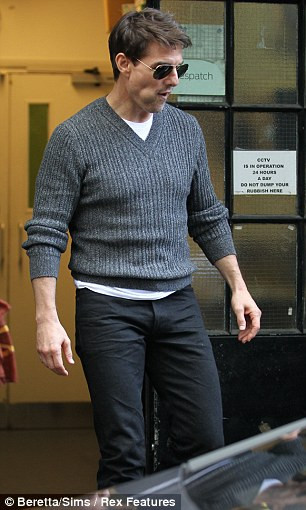 Tom Cruise bị bắt gặp đang ở London trong khi cô bé Suri ở New York đến trường cùng mẹ Kate Holmes trong ngày khai trường. Ảnh. Rex. Tom Cruise bị bắt gặp đang ở London trong khi cô bé Suri ở New York đến trường cùng mẹ Kate Holmes trong ngày khai trường. Ảnh. Rex.