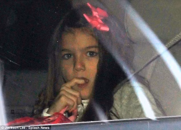 Cô bé Suri cắn móng tay trong ngày đến trường. Ảnh. Splash.