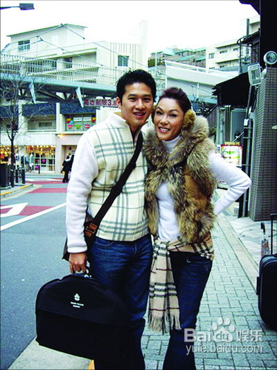 Lợi Thanh và ông xã "phi công". Lợi Thanh và ông xã "phi công".