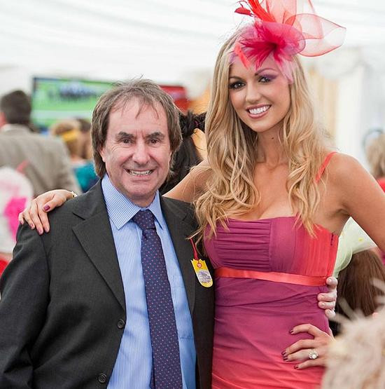 Cựu hoa hậu thế giới 2003 Rosana Davison và cha - danh ca Chris De Burgh. Cựu hoa hậu thế giới 2003 Rosana Davison và cha - danh ca Chris De Burgh.
