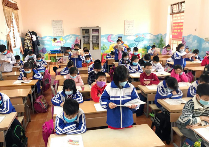 Học sinh Trường tiểu học Hải Thành (quận Dương Kinh) tự tin đến trường học tập bình thường. (Ảnh: LT)