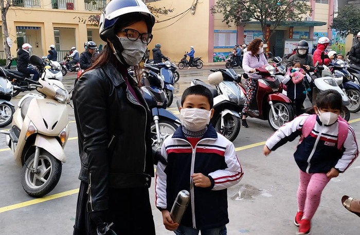 Phụ huynh Trường tiểu học Chu Văn An (quận Ngô Quyền, Hải Phòng) trang bị quần áo ấm, khẩu trang, bình giữ nhiệt cho con đến trường (Ảnh: Lã Tiến)
