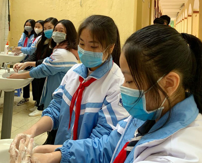 Các em học sinh Trường Trung học cơ sở Chu Văn An (quận Ngô Quyền) rửa tay diệt khuẩn bằng xà phòng (Ảnh: BT)