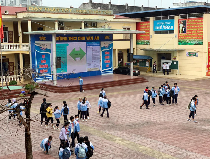 Học sinh Trường Trung học cơ sở Chu Văn An (quận Ngô Quyền) được tuyên truyền phòng, chống dịch Corona trong giờ ra chơi (Ảnh: BT)