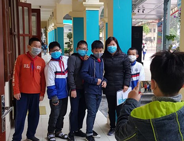 Học sinh Trường tiểu học Dư Hàng (quận Lê Chân) chụp ảnh tuyên truyền phòng chống dịch bệnh (Ảnh: CTV)