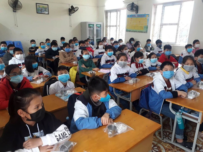 Các em học sinh Trường tiểu học Đông Hải 2 (quận Hải An) được trang bị cốc, khăn mặt phòng chống dịch (Ảnh: CTV)