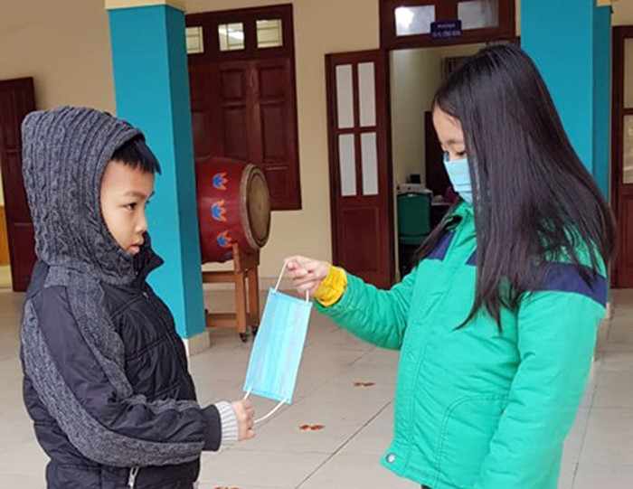 Học sinh Trường tiểu học Dư Hàng (quận Lê Chân) thể hiện hành động đẹp khi thấy bạn không có khẩu trang đã rút ngay khẩu trang dự phòng tặng bạn (Ảnh: CTV)