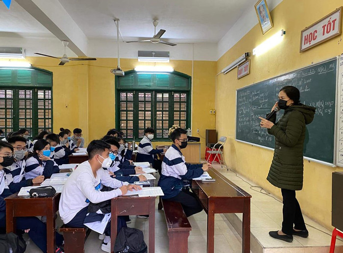 Cô và trò Trường Trung học phổ thông Ngô Quyền (Hải Phòng) đeo khẩu trang phòng, chống dịch Corona trong giờ học (ảnh:Cao Tố Nga)