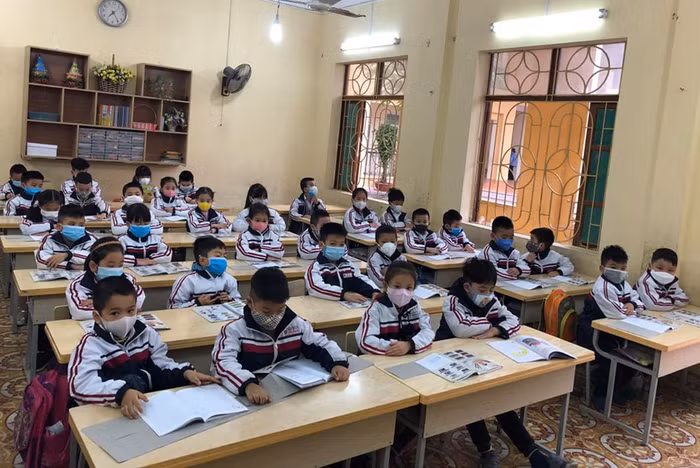 Học sinh Trường tiểu học Chu Văn An đến trường đông đủ sau 3 ngày nghỉ để phòng, chống dịch Corona (Ảnh: LT)