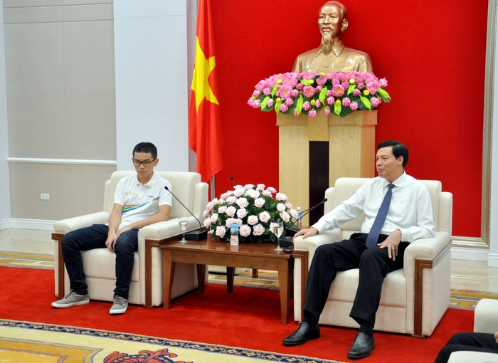 Ông Nguyễn Đức Long, Chủ tịch Ủy ban nhân dân tỉnh Quảng Ninh trò chuyện, động viên em Nguyễn Hoàng Cường. (Ảnh: Báo Quảng Ninh) Ông Nguyễn Đức Long, Chủ tịch Ủy ban nhân dân tỉnh Quảng Ninh trò chuyện, động viên em Nguyễn Hoàng Cường. (Ảnh: Báo Quảng Ninh)