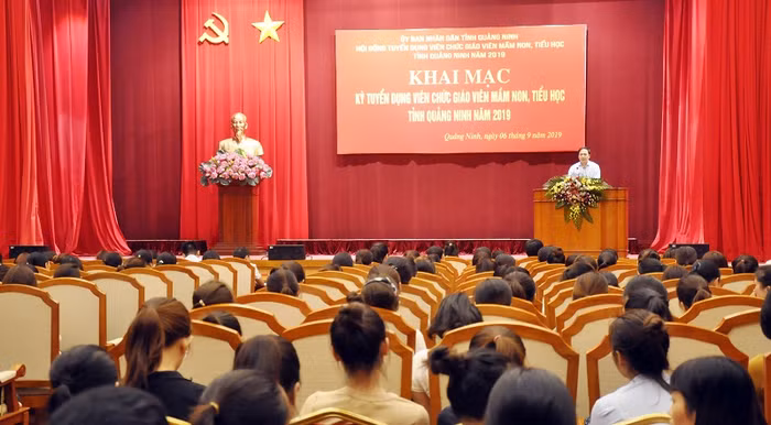 Các thí sinh tham gia vòng 1 kỳ thi tuyển viên chức giáo viên năm 2019 (Ảnh: CTV)