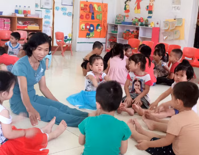 Vừa điều trị bệnh ung thư, cô giáo Phạm Thị Luận vẫn cần mẫn với việc chăm sóc, nuôi dạy trẻ thơ (Ảnh: Đặng Thị Nhâm)