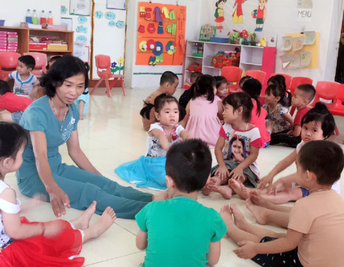 Vừa điều trị bệnh ung thư, cô giáo Phạm Thị Luận vẫn cần mẫn với việc chăm sóc, nuôi dạy trẻ thơ (Ảnh: Đặng Thị Nhâm) Vừa điều trị bệnh ung thư, cô giáo Phạm Thị Luận vẫn cần mẫn với việc chăm sóc, nuôi dạy trẻ thơ (Ảnh: Đặng Thị Nhâm)