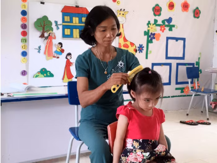 Mang trong mình căn bệnh ung thư quái ác nhưng cô giáo Phạm Thị Luận vẫn dành hết tình yêu thương cho con trẻ (Ảnh: Đặng Thị Nhâm)