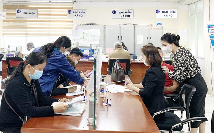 Người dân đến giải quyết thủ tục, chính sách bảo hiểm xã hội, bảo hiểm y tế tại Trung tâm Hành chính công thành phố Hạ Long. (Ảnh: Dương Trường)