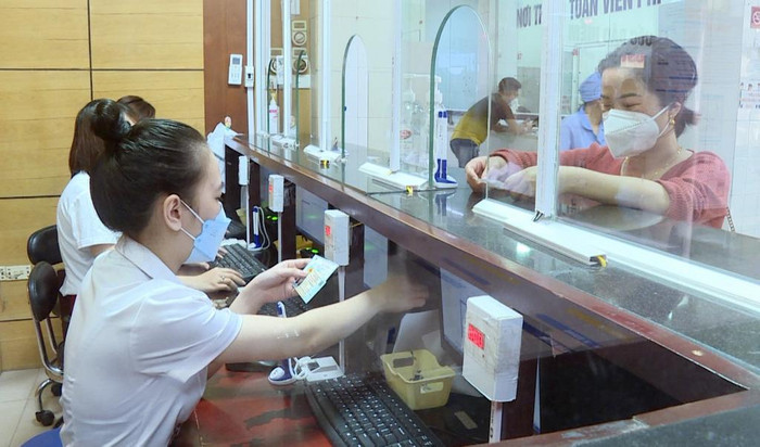 Làm thủ tục khám, chữa bệnh bằng thẻ căn cước công dân có gắn chíp thay cho thẻ bảo hiểm y tế tại Bệnh viện Bãi Cháy. (Ảnh: Dương Trường) Làm thủ tục khám, chữa bệnh bằng thẻ căn cước công dân có gắn chíp thay cho thẻ bảo hiểm y tế tại Bệnh viện Bãi Cháy. (Ảnh: Dương Trường)