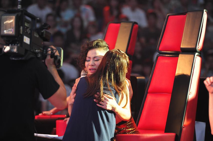 Thu Minh nức nở ôm Ngân Bình sau khi đã ra quyết định một cách khó khăn là chia tay với Quốc Huy. Thu Minh nức nở ôm Ngân Bình sau khi đã ra quyết định một cách khó khăn là chia tay với Quốc Huy.