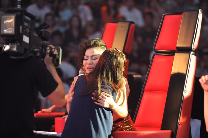 Thu Minh nức nở ôm Ngân Bình sau khi đã ra quyết định một cách khó khăn là chia tay với Quốc Huy.