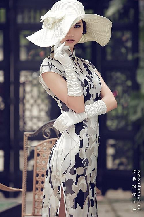 Bắt đầu từ những năm hai mươi, sườn xám xuất hiện dần dần trên đường phố Thượng Hải. Từ đó, lan sang Tô Châu, Dương Châu. Khi ngành thương nghiệp Thượng Hải Hoa Dương mở cửa, tập hợp đông đủ ngành nghề, đô thị phồn vinh hơn bao giờ hết nhất là khi có sự góp mặt của nhiều người nước ngoài. (Theo Wiki/Ảnh: Xinhhua) Xem thêm: Mỹ nhân Hàn thơ ngây, trong sáng với Áo dài Việt. Bắt đầu từ những năm hai mươi, sườn xám xuất hiện dần dần trên đường phố Thượng Hải. Từ đó, lan sang Tô Châu, Dương Châu. Khi ngành thương nghiệp Thượng Hải Hoa Dương mở cửa, tập hợp đông đủ ngành nghề, đô thị phồn vinh hơn bao giờ hết nhất là khi có sự góp mặt của nhiều người nước ngoài. (Theo Wiki/Ảnh: Xinhhua) Xem thêm: Mỹ nhân Hàn thơ ngây, trong sáng với Áo dài Việt.