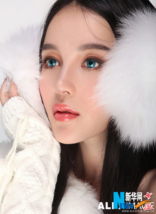 Đôi mắt to, long lanh, xanh biếc, gương mặt khả ái, suối tóc dài mượt mà... tất cả làm nên hình ảnh thiếu nữ xinh đẹp tuyệt trần. Xem thêm: "Cơn sốt" thiên sứ 9X: có vượt mặt Jang Na Ra? Đôi mắt to, long lanh, xanh biếc, gương mặt khả ái, suối tóc dài mượt mà... tất cả làm nên hình ảnh thiếu nữ xinh đẹp tuyệt trần. Xem thêm: "Cơn sốt" thiên sứ 9X: có vượt mặt Jang Na Ra?