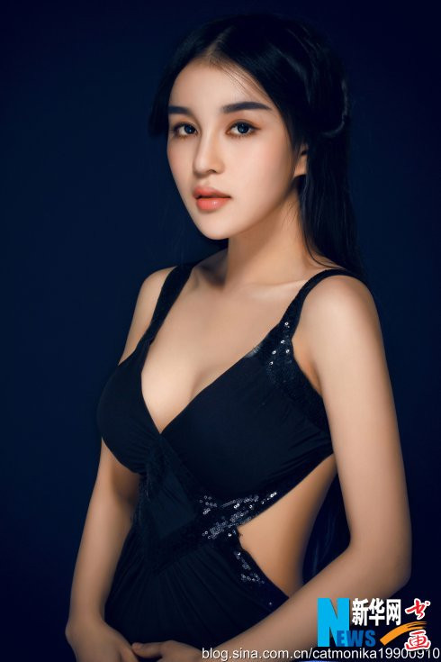 Không chỉ sở hữu gương mặt đẹp như tượng, thiếu nữ còn mang vóc dáng yêu kiều, vòng eo thon nhỏ. Xem thêm: "Cơn sốt" thiên sứ 9X: có vượt mặt Jang Na Ra? Không chỉ sở hữu gương mặt đẹp như tượng, thiếu nữ còn mang vóc dáng yêu kiều, vòng eo thon nhỏ. Xem thêm: "Cơn sốt" thiên sứ 9X: có vượt mặt Jang Na Ra?