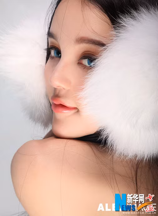 Từ góc nhìn nghiêng, khuôn miệng xinh chúm chím như cánh hoa đào trực hé nở. Xem thêm: "Cơn sốt" thiên sứ 9X: có vượt mặt Jang Na Ra?