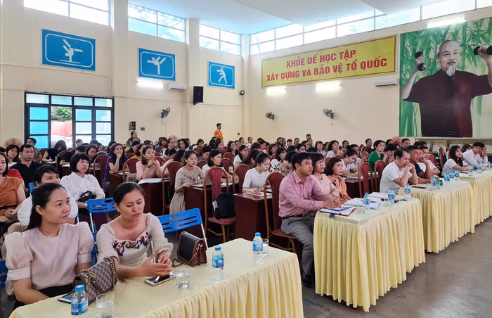 Buổi tập huấn thu hút sự chăm chú theo dõi của các thầy, cô giáo và các bậc phụ huynh (Ảnh: Lã Tiến)