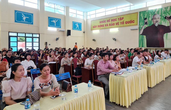 Buổi tập huấn thu hút sự chăm chú theo dõi của các thầy, cô giáo và các bậc phụ huynh (Ảnh: Lã Tiến) Buổi tập huấn thu hút sự chăm chú theo dõi của các thầy, cô giáo và các bậc phụ huynh (Ảnh: Lã Tiến)