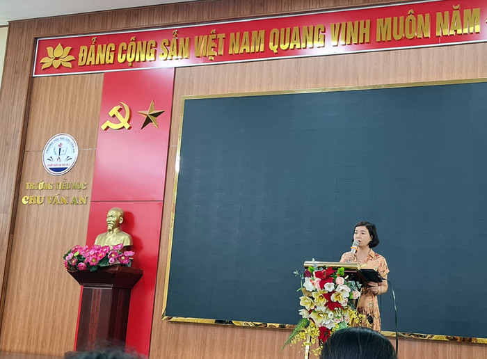 Cô giáo Phạm Thị Diện, Hiệu trưởng Trường Tiểu học Chu Văn An phát biểu tại buổi tập huấn (Ảnh: Lã Tiến) Cô giáo Phạm Thị Diện, Hiệu trưởng Trường Tiểu học Chu Văn An phát biểu tại buổi tập huấn (Ảnh: Lã Tiến)