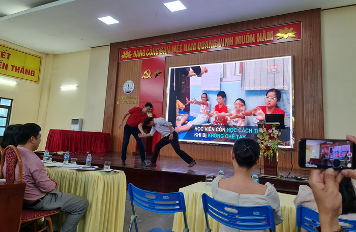 Thạc sĩ Nguyễn Phồn Hưng chia sẻ kỹ năng thoát hiểm khi con trẻ bị bắt cóc (Ảnh: Lã Tiến) Thạc sĩ Nguyễn Phồn Hưng chia sẻ kỹ năng thoát hiểm khi con trẻ bị bắt cóc (Ảnh: Lã Tiến)