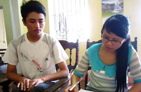 Thủ khoa Dương Công Tráng (bên trái) học giỏi, nhưng rất khiêm tốn và tính tình hơi nhút nhát.