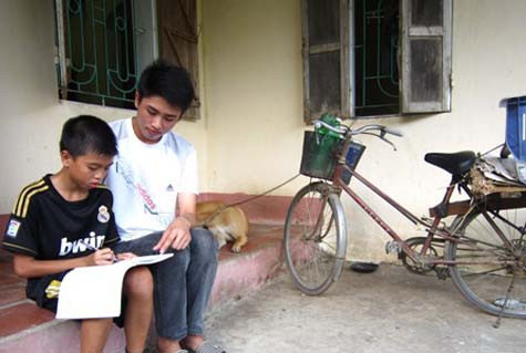 Tranh thủ những ngày chưa nhập trường, Tráng ở nhà dạy em trai học thêm ở nhà.