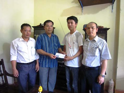 Sau khi biết tin Tráng đậu thủ khoa, Hội Khuyến học phường Hàm Rồng đã đến chia sẻ và tặng quà để động viên em.