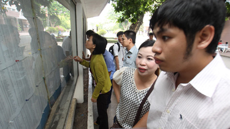 Phụ huynh và thí sinh xem điểm thi tại Trường ĐH Bách khoa (ĐHQG TP.HCM) Phụ huynh và thí sinh xem điểm thi tại Trường ĐH Bách khoa (ĐHQG TP.HCM)