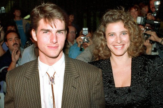 Cuộc hôn nhân thứ hai và thứ ba của Tom Cruise đều gây chú ý cho dư luận, thế nhưng cuộc hôn nhân đầu tiên cùng nữ diễn viên Mimi Rogers thì lại khá âm thầm khi đám cưới của họ tổ chức tại New York năm 1987. Ở thời điểm đó, cặp đôi này nhìn thật khác biệt, Mimi hơn Tom 6 tuổi và cô quen biết cũng như thân thiết với khá nhiều nam diễn viên nổi tiếng như Tom Selleck, Christopher Reeve hay Robert Shriver. Lý do hai người chia tay được Rogers tiết lộ trên tạp chí Playboy rằng “Tom thực sự muốn trở thành một tu sĩ và anh ấy nghĩ rằng mình cần sống cuộc sống độc thân để giữ cho cái đó được thanh tịnh”, đó cũng chính là lý do vì sao hai người không có con chung, sau đó là những tin đồn rằng Cruise bị vô sinh đã tràn lan truyền thông phương Tây lúc đó.