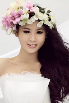 SBD 39 Châu Minh Nguyệt, chiều cao 1,81m, đến từ Bắc Kinh. Cô đang là sinh viên trường Đại học Liên Hiệp Bắc Kinh. Châu Minh Nguyệt cũng đã xuất sắc khi trở thành Á hậu 3 của đêm thi.