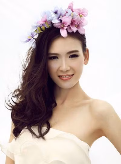 SBD 01 An Tả Na (Angela), chiều cao 1,72m, đến từ Thiểm Tây. Hiện cô là sinh viên Đại học Ngoại ngữ Tây An.