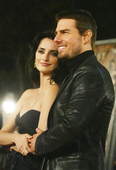 Không ai nghĩ cặp đôi Cruise và Cruz lại rơi vào con đường cụt sau khi báo chí hết lời ca ngợi về những khoảnh khắc ân ái ngọt ngào của họ. Cruise gặp Penélope Cruz năm 2000 sau khi cùng hợp tác trong bộ phim “Vanilla Sky” của đạo diễn Cameron Crowe. Nhưng chỉ 3 năm sau, năm 2004 anh và Penélope Cruz đã nói lời chia tay.