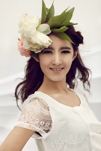 SBD 02 Thích Vũ Đồng, chiều cao 1,72m, đến từ Cáp Nhĩ Tân. Hiện cô là sinh viên Học viện Công nghệ Hạ Môn.