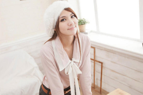 Mũ nồi lông trắng điệu đà. Xem thêm: Thời trang công sở / Thế giới phụ kiện / Mặc đẹp như Sao.