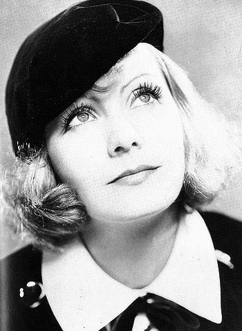 Còn theo các nhà khảo cổ học và lịch sử nghệ thuật, mũ nồi từng được đội từ thời đại đồ đồng ở miền Bắc châu Âu và phía Nam nước Italy bởi những người La Mã và Etruscan. Kiểu mũ này phổ biến ở giới quý tộc và các nghệ sĩ. Xem thêm: Thời trang công sở / Thế giới phụ kiện / Mặc đẹp như Sao.