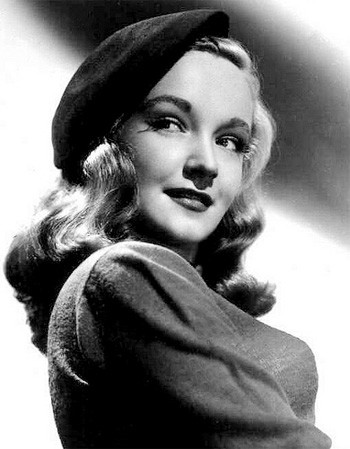 Trong nhiều thập kỷ sau đó, kiểu mũ này xuất hiện rất nhiều trên phim ảnh, được các nữ diễn viên đặc biệt yêu thích. Đơn giản bởi chúng đẹp, mang lại vẻ quý phái cho họ và thích hợp với mọi lứa tuổi. Có thể nói, trong thập niên 50, 60 và 70, mũ nồi trở thành mốt thời trang hot của các thế hệ, được làm từ nhung hoặc nỉ. Xem thêm: Thời trang công sở / Thế giới phụ kiện / Mặc đẹp như Sao.