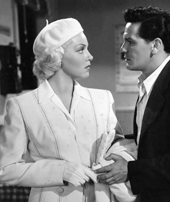 Chúng trở nên phổ biến trên khắp nước Pháp, Tây Ban Nha vào thế kỷ 19, và được coi là một phần của bộ đồng phục trong quân đội, các đơn vị cảnh sát trên toàn thế giới và một vài đơn vị khác. Xem thêm: Thời trang công sở / Thế giới phụ kiện / Mặc đẹp như Sao.