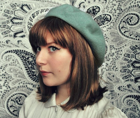 Mũ nồi nỉ, màu xanh tươi tắn. Xem thêm: Thời trang công sở / Thế giới phụ kiện / Mặc đẹp như Sao.