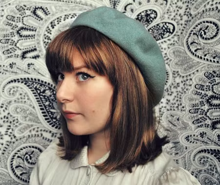 Mũ nồi nỉ, màu xanh tươi tắn. Xem thêm: Thời trang công sở / Thế giới phụ kiện / Mặc đẹp như Sao.