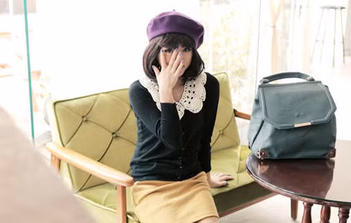 Mũ nồi tím cá tính. Xem thêm: Thời trang công sở / Thế giới phụ kiện / Mặc đẹp như Sao.